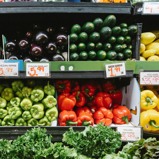 Fruits and vegetables on the grocery shelf - Photo by Greta Hoffman : https://www.pexels.com/photo/vegetable-stall-at-supermarket-9705830/